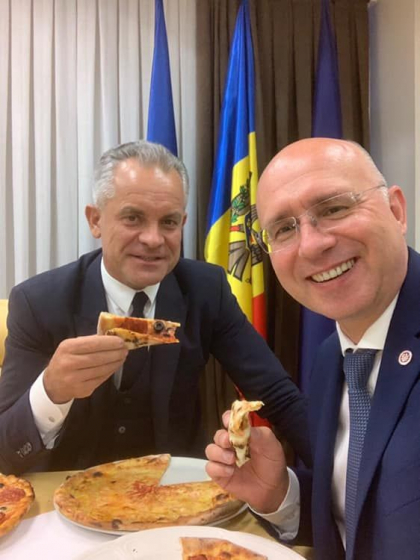 Pavel Filip si Vlad Plahotniuc s-au fotografiat mancand pizza:"Cina cu echipa" - FOTO Pavel Filip si Vlad Plahotniuc s-au fotografiat mancand pizza:"Cina cu echipa" - FOTO