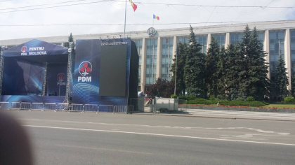 Desi protestele s-au terminat, scena democratilor a ramas neatinsa in Piata Marii Adunari Nationale Desi protestele s-au terminat, scena democratilor a ramas neatinsa in Piata Marii Adunari Nationale