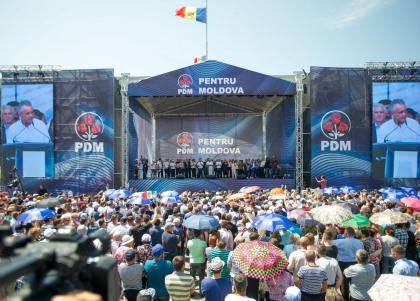 Cu cat au fost cumparati manifestantii care ar fi fost adusi de Sor si democrati in PMAN: „200 de lei de la PD. 500 de lei de la Sor. 50 de euro pentru cei care raman si noaptea”