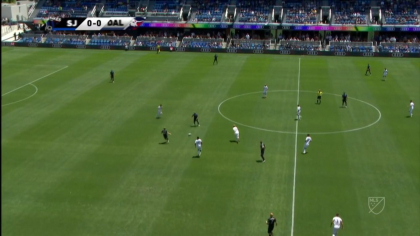 Greseala penibila in campionatul Statelor Unite de fotbal. Goalkeeperul formatiei San Jose a scapat mingea in propria poarta, dupa o pasa simpla primita de la un coleg