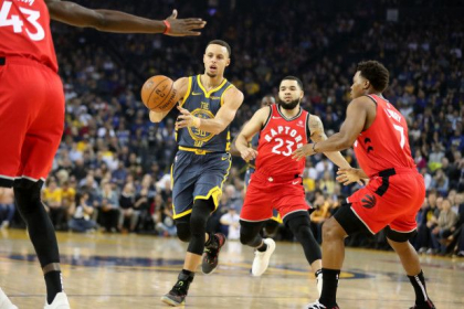 Trofeul NBA, la un pas de a parasi Statele Unite ale Americii. Chiar daca a fost invinsa noaptea trecuta, Toronto continua sa fie in fata celor de la Golden State Warriors. Razboinicii au obtinut aseara o victorie dramatica, impunandu-se pe final la doar un punct diferenta. Trofeul NBA, la un pas de a parasi Statele Unite ale Americii. Chiar daca a fost invinsa noaptea trecuta, Toronto continua sa fie in fata celor de la Golden State Warriors. Razboinicii au obtinut aseara o victorie dramatica, impunandu-se pe final la doar un punct diferenta.