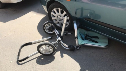 Caruciorul in care se afla copilul care a suferit in urma accidentului de la Botanica, distrus in totalitate - FOTO