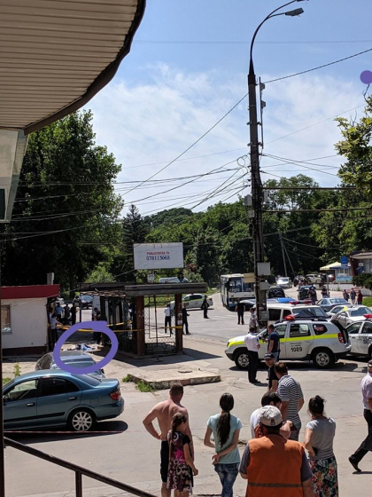 O persoana a murit, iar alte trei, printre care un copil, transportate la spital dupa ce o masina a intrat intr-o multime de oameni pe o strada din capitala. Soferul a disparut - FOTO O persoana a murit, iar alte trei, printre care un copil, transportate la spital dupa ce o masina a intrat intr-o multime de oameni pe o strada din capitala. Soferul a disparut - FOTO