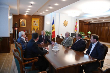 Igor Dodon s-a intalnit cu fostii presedinti ai Curtii Constitutionale pentru a discuta despre situatia politica din tara: "Fostii magistrati au constatat unanim ca Presedintele si Parlamentul nou legitim au procedat corect, in stricta conformitate cu Constitutia Republicii Moldova si legislatia in vigoare" - VIDEO