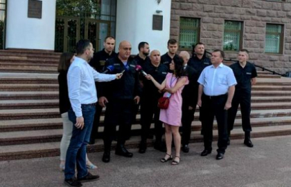Politia vine cu precizari, dupa incidentul de la Directia nr. 6 a IGP, unde Andrei Nastase s-a imbrancit cu Alexandru Pinzari: "Perchezitii in aceasta subdiviziune nu s-au facut". Ce spune IGP despre cei 6 politisti, care si-au anuntat sustinerea pentru Guvernul Sandu Politia vine cu precizari, dupa incidentul de la Directia nr. 6 a IGP, unde Andrei Nastase s-a imbrancit cu Alexandru Pinzari: "Perchezitii in aceasta subdiviziune nu s-au facut". Ce spune IGP despre cei 6 politisti, care si-au anuntat sustinerea pentru Guvernul Sandu
