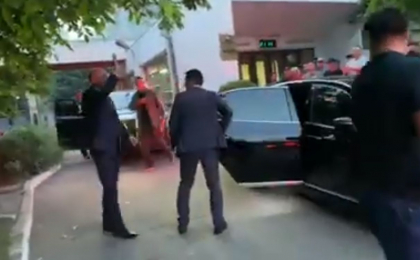 Pavel Filip, scaldat in aplauze la televiziunea nationala. Mai multe persoane care protesteaza in fata cladirii, l-au aplaudat atunci cand el a iesit - VIDEO Pavel Filip, scaldat in aplauze la televiziunea nationala. Mai multe persoane care protesteaza in fata cladirii, l-au aplaudat atunci cand el a iesit - VIDEO