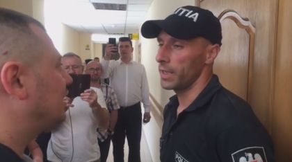 Scandal la o noua sedinta de judecata in dosarul lui Gheorghe Petic. Fostul politist de frontiera nu a fost escortat la Curtea de Apel, iar oamenii s-au luat la cearta cu politistii: "Spune-mi, pentru tine cine e prim-ministrul?" - VIDEO Scandal la o noua sedinta de judecata in dosarul lui Gheorghe Petic. Fostul politist de frontiera nu a fost escortat la Curtea de Apel, iar oamenii s-au luat la cearta cu politistii: "Spune-mi, pentru tine cine e prim-ministrul?" - VIDEO