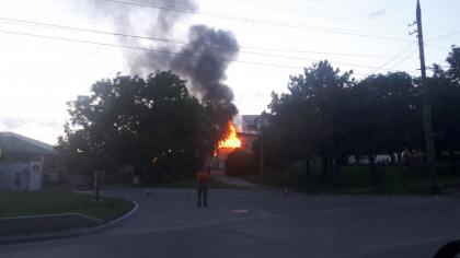 Incendiu pe o strada din capitala. O cladire din apropierea unei statii PECO a luat foc - FOTO Incendiu pe o strada din capitala. O cladire din apropierea unei statii PECO a luat foc - FOTO