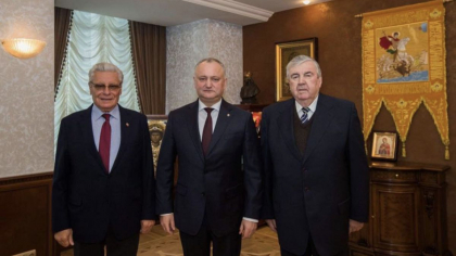 Ex-presedintii Republicii Moldova, Mircea Snegur si Petru Lucinschi i-au adresat o scrisoare de sustinere lui Igor Dodon in care fac apel si catre deputati: „Va rugam ca pe niste copii cuminti si intelepti ai Poporului. Nu va faceti de ras pe voi, pe noi si Tara” - DOC