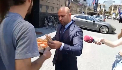 Comunitatea OccupyGuguta, la sediul PD: "Aici e cel mai fain loc sa mananci o pizza cu echipa". Cebotari: "-Pot sa mananc si eu? -Stiti, cand aproape nu sunteti la guvernare, sunteti mai accesibili" - VIDEO