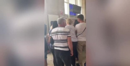 Cursa Wizz Air amanata 16 ore. Pasagerii acuza: Erau oameni cu copii, cereau 20 lei pe lapte Cursa Wizz Air amanata 16 ore. Pasagerii acuza: Erau oameni cu copii, cereau 20 lei pe lapte