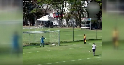 Unul dintre cele mai tari penalty-uri din istoria fotbalului a avut loc in Mexic. Intr-o partida dintre doua echipe de juniori, a fost inscrisa, probabil, cea mai norocoasa executie vazuta vreodata - VIDEO