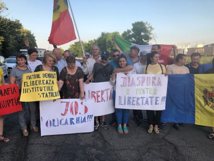 „PD, elibereaza institutiile statului!” Cu astfel de inscriptii pe pancarte si cu steagurile in maini, mai multi moldoveni dintr-un oras din Italia au organizat o manifestatie publica in sustinerea guvernului Sandu. Declaratia comuna, adoptata de acestia: „Diaspora a votat! Diaspora trebuie sa-si apere votul!” - FOTO
