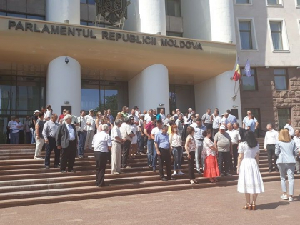 Autoritatile administratiei publice locale vin in fata Parlamentului ca sa-si arate sustinerea pentru guvernul Sandu: se va adopta o declaratie comuna in numele tuturor alesilor locali Autoritatile administratiei publice locale vin in fata Parlamentului ca sa-si arate sustinerea pentru guvernul Sandu: se va adopta o declaratie comuna in numele tuturor alesilor locali