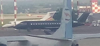 Doua avioane private, gata sa decoleze din Chisinau. Intrarile in aeroport ar fi blocate. Terguta: "Inchideti portile ca ne pleaca ... banii" - VIDEO/FOTO Doua avioane private, gata sa decoleze din Chisinau. Intrarile in aeroport ar fi blocate. Terguta: "Inchideti portile ca ne pleaca ... banii" - VIDEO/FOTO