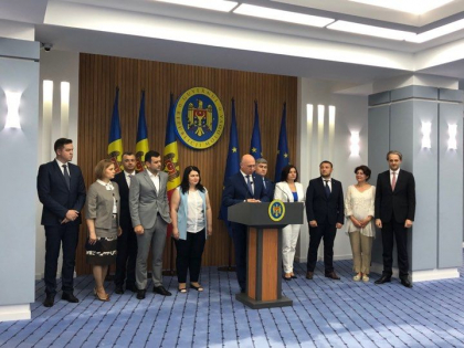 Pavel Filip a iesit impreuna cu toti ministrii in fata presei: "Ne prezentam demisia. Am luat decizia pentru ca se fac presiuni pe functionarii publici. Plec cu constiinta impacata" - FOTO Pavel Filip a iesit impreuna cu toti ministrii in fata presei: "Ne prezentam demisia. Am luat decizia pentru ca se fac presiuni pe functionarii publici. Plec cu constiinta impacata" - FOTO