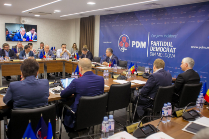 Democratii s-au intrunit in Consiliul Politic National: "Se iau decizii privind solutionarea blocajului politic si juridico-institutional in care se afla tara" Democratii s-au intrunit in Consiliul Politic National: "Se iau decizii privind solutionarea blocajului politic si juridico-institutional in care se afla tara"