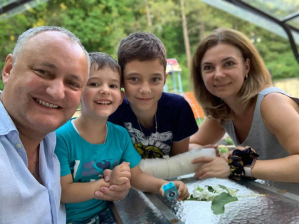 Igor Dodon s-a fotografiat alaturi de sotia si copiii sai si a venit cu un mesaj pe pagina sa de facebook: "O noua etapa pentru Patria noastra Republica Moldova! Sunt sigur ca vom reusi. Noi toti impreuna. Aveti grija de cei apropiati. Totul va fi bine" - FOTO Igor Dodon s-a fotografiat alaturi de sotia si copiii sai si a venit cu un mesaj pe pagina sa de facebook: "O noua etapa pentru Patria noastra Republica Moldova! Sunt sigur ca vom reusi. Noi toti impreuna. Aveti grija de cei apropiati. Totul va fi bine" - FOTO