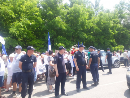 Renato Usatii nu e asteptat doar de sustinatori. Mai multi politisti dar si escorta se afla la fata locului - GALERIE FOTO
