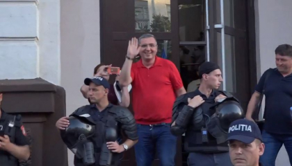 Renato Usatii a iesit din cladirea Procuraturii si a vorbit cu oamenii: "Eu nu am nici o vina. Astazi politia a avut un comportament foarte ok, mandatele de arest au fost anulate de procurori" - VIDEO