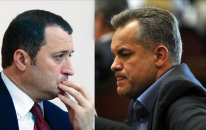 Mesajul lui Vlad Filat catre Vlad Plahotniuc, transmis din penitenciarul 13: „Ai ales sa fugi!!! Esti un LAS!!! Sa stii ca poti fugi de oricine si orice, de tine nu vei reusi. Pana la urma toti raspund pentru ce au facut. Sincer, imi este mila de tine, insa Viata bate filmul!” Mesajul lui Vlad Filat catre Vlad Plahotniuc, transmis din penitenciarul 13: „Ai ales sa fugi!!! Esti un LAS!!! Sa stii ca poti fugi de oricine si orice, de tine nu vei reusi. Pana la urma toti raspund pentru ce au facut. Sincer, imi este mila de tine, insa Viata bate filmul!”