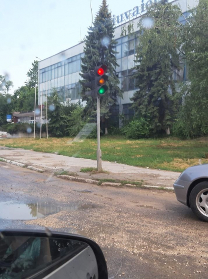 Un semafor care arata toate cele trei culori in acelasi timp, surprins pe o strada din capitala: „Cum sa-l intelegi?” - FOTO