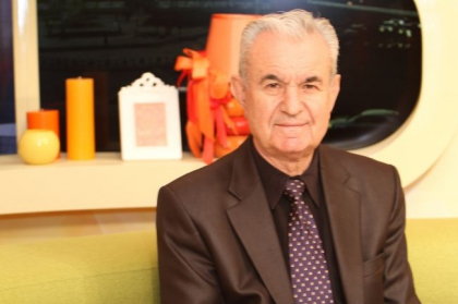 Scriitorul Andrei Strambeanu critica initiativa Maiei Sandu de a crea un Birou de politici anticoruptie, ca oamenii sa foloseasca un telefon de incredere pentru a denunta coruptia si alte ilegalitati: „Ma indoiesc ca la Universitatea Harvard din SUA ati studiat limba romana si istoria poporului nostru”