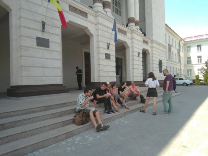 Membrii comunitatii Occupy Guguta au mers astazi la Procuratura Generala pentru a lua "cauza de masa" si pentru a cere demisia procurorului general - VIDEO Membrii comunitatii Occupy Guguta au mers astazi la Procuratura Generala pentru a lua "cauza de masa" si pentru a cere demisia procurorului general - VIDEO