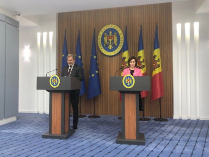 Comisarul European, Johannes Hahn: "Suntem mandri ca ati depasit pasnic impreuna cu presedintele, Igor Dodon, criza politica din tara"
