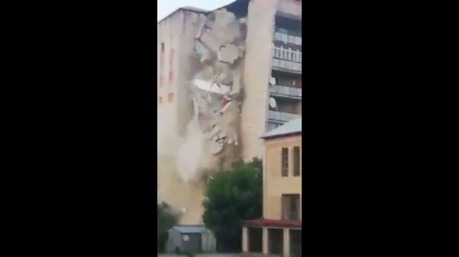 Momentul in care o parte a unui bloc din Otaci s-a prabusit. 46 de oameni, inclusiv 11 copii, evacuati - VIDEO Momentul in care o parte a unui bloc din Otaci s-a prabusit. 46 de oameni, inclusiv 11 copii, evacuati - VIDEO