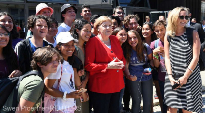 Angela Merkel da asigurari ca se simte ''foarte bine'', la o zi dupa o criza de tremurat Angela Merkel da asigurari ca se simte ''foarte bine'', la o zi dupa o criza de tremurat