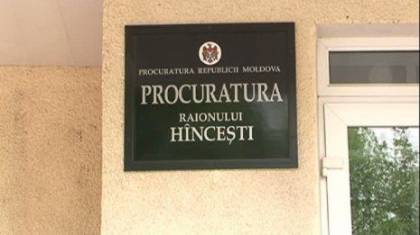 Un procuror, atacat la Hancesti. Andrei Nastase: "A fost lovit in cap cu un obiect dur." Faptasul, cautat de politie Un procuror, atacat la Hancesti. Andrei Nastase: "A fost lovit in cap cu un obiect dur." Faptasul, cautat de politie