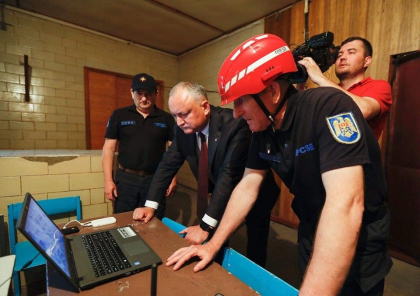 Igor Dodon dupa vizita facuta la Otaci: "Statul ii va asigura pe toti sinistratii cu locuinte permanente. In acest scop, examinam diferite variante, inclusiv compensarea locuintelor distruse, la preturi de piata, pentru procurarea noilor apartamente" - GALERIE FOTO Igor Dodon dupa vizita facuta la Otaci: "Statul ii va asigura pe toti sinistratii cu locuinte permanente. In acest scop, examinam diferite variante, inclusiv compensarea locuintelor distruse, la preturi de piata, pentru procurarea noilor apartamente" - GALERIE FOTO