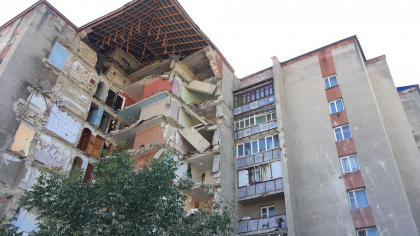 Cei 51 de oameni si 11 copii, care au fost evacuati dupa tragedia de la Otaci, au dormit in liceul din oras - FOTO Cei 51 de oameni si 11 copii, care au fost evacuati dupa tragedia de la Otaci, au dormit in liceul din oras - FOTO