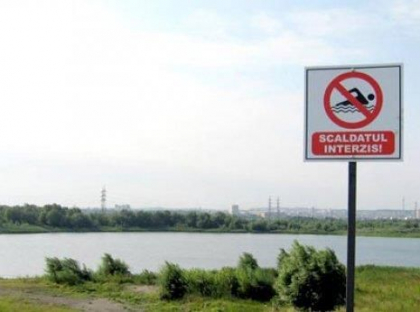 Doi barbati de 32 si 21 de ani au murit inecati in lacurile din parcurile "La Izvor" si "Valea Morilor". Persoanele care ii insoteau spun ca acestia au consumat alcool Doi barbati de 32 si 21 de ani au murit inecati in lacurile din parcurile "La Izvor" si "Valea Morilor". Persoanele care ii insoteau spun ca acestia au consumat alcool