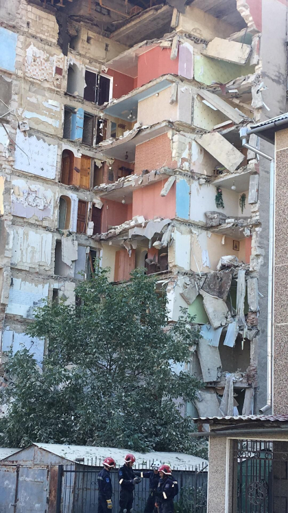 Ce se intampla acum la Otaci, cum arata astazi blocul cu 9 etaje, dupa ce aseara o portiune din el s-a prabusit - GALERIE FOTO