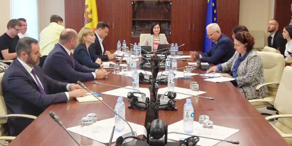 Prim-ministrul RM, Maia Sandu cere Agentiei Proprietatii Publice sa faca o ancheta a managementului de la Moldtelecom si MetalFeros : "Aceste doua agentii au fost folosite pentru a furniza milioane de bani, pentru a finanta partide politice" Prim-ministrul RM, Maia Sandu cere Agentiei Proprietatii Publice sa faca o ancheta a managementului de la Moldtelecom si MetalFeros : "Aceste doua agentii au fost folosite pentru a furniza milioane de bani, pentru a finanta partide politice"