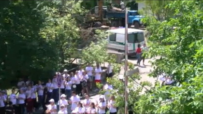 Mai multi oameni au venit sa-l sustina pe omul de afaceri, Andrei Tranga: "Libertate" Mai multi oameni au venit sa-l sustina pe omul de afaceri, Andrei Tranga: "Libertate"