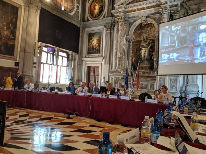 Radu Marian: ”Este pentru prima data cand Comisia de la Venetia se expune pe deciziile unei Curti Constitutionale din orice tara. Și oficialii de aici considera aceasta situatie ca fiind fara precedent„ Radu Marian: ”Este pentru prima data cand Comisia de la Venetia se expune pe deciziile unei Curti Constitutionale din orice tara. Și oficialii de aici considera aceasta situatie ca fiind fara precedent„