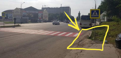 Municipalitatile gafeaza din nou? A aparut inca o trecere de pietoni care duce... intr-o bordura - FOTO