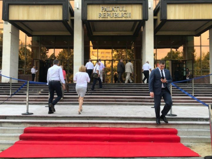 Cum arata covorul rosu intins in fata Palatului Republicii, unde Maia Sandu urmeaza sa se intalneasca cu APL - GALERIE FOTO