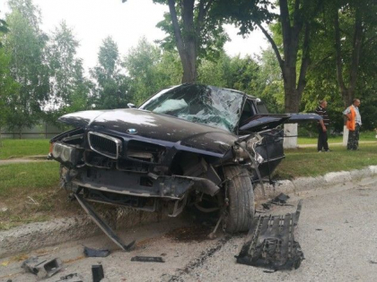 Un sofer a ajuns la spital dupa ce BMW-ul in care se afla s-a ciocnit violent cu un microbuz la Balti - FOTO Un sofer a ajuns la spital dupa ce BMW-ul in care se afla s-a ciocnit violent cu un microbuz la Balti - FOTO