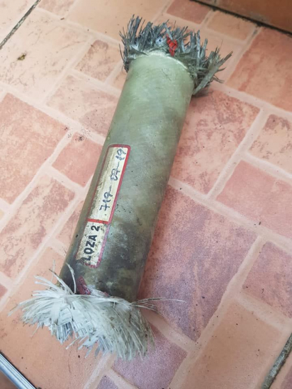 O femeie din Soroca s-a pomenit cu o bucata de racheta in casa, care a cazut prin acoperis, formand o gaura imensa - FOTO