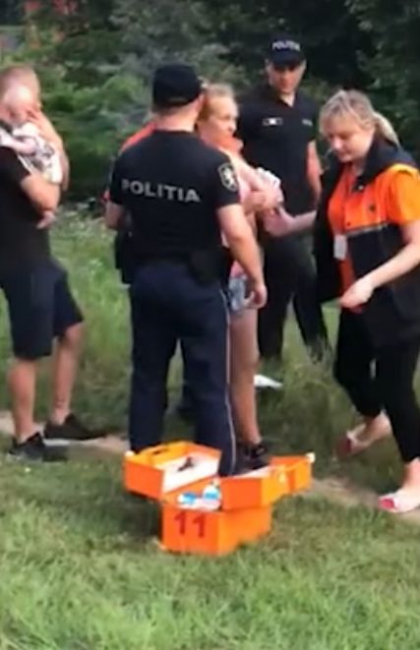 Caz socant in capitala. Un copil a fost uitat in mijlocul drumului de mama sa, beata crita 