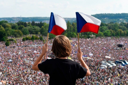 Peste 200.000 de cehi au iesit in strada pentru a cere demisia premierului Babis - GALERIE FOTO Peste 200.000 de cehi au iesit in strada pentru a cere demisia premierului Babis - GALERIE FOTO