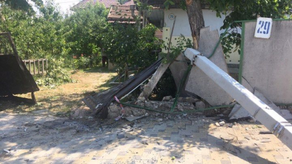Aparitie neasteptata intr-o gospodarie din Durlesti. Un microbuz s-a izbit puternic intr-un pilon si a intrat cu el intr-o ograda - GALERIE FOTO Aparitie neasteptata intr-o gospodarie din Durlesti. Un microbuz s-a izbit puternic intr-un pilon si a intrat cu el intr-o ograda - GALERIE FOTO