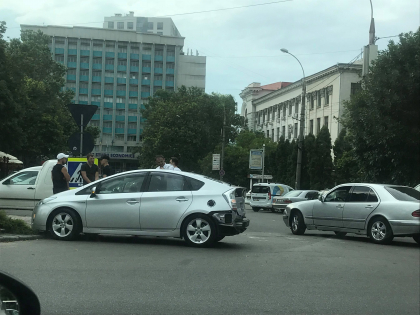 Accident pe strada Grigore Vieru. Doua autoturisme s-au ciocnit chiar in apropiere de o trecere de pietoni - GALERIE FOTO Accident pe strada Grigore Vieru. Doua autoturisme s-au ciocnit chiar in apropiere de o trecere de pietoni - GALERIE FOTO