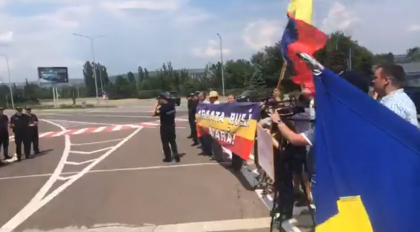 Protest langa Aeroportul International Chisinau. Membrii ODIP spun ca il asteapta pe Dmitrii Kozak: "Armata rusa, acasa" - VIDEO