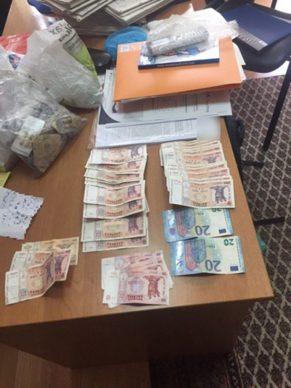 Afacere de jumatate de milion de lei la spitalul "Sfanta Treime" din capitala. Un sef de sectie si un subaltern al acestuia, retinuti de CNA. Cati ani risca sa stea dupa gratii Afacere de jumatate de milion de lei la spitalul "Sfanta Treime" din capitala. Un sef de sectie si un subaltern al acestuia, retinuti de CNA. Cati ani risca sa stea dupa gratii
