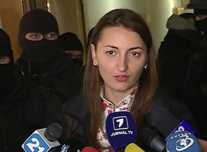 Adriana Betisor ii raspunde Maiei Sandu: "Nu doar un singur om lucreaza cu dosarul lui Ilan Sor" Adriana Betisor ii raspunde Maiei Sandu: "Nu doar un singur om lucreaza cu dosarul lui Ilan Sor"
